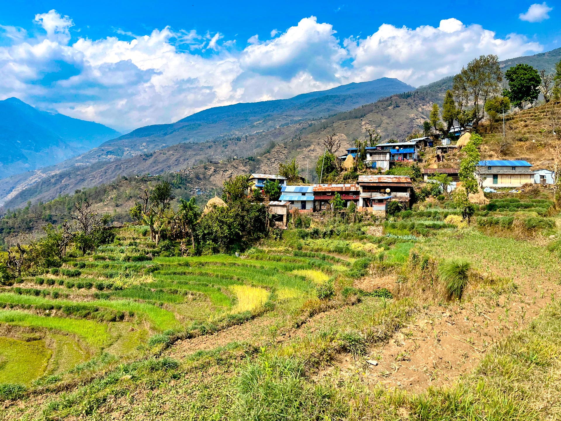 Schulkinder sitzen zu einer Feierlichkeit des Nepalschulprojektes auf dem Schulhof.