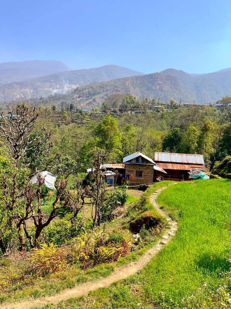Schulkinder sitzen zu einer Feierlichkeit des Nepalschulprojektes auf dem Schulhof.