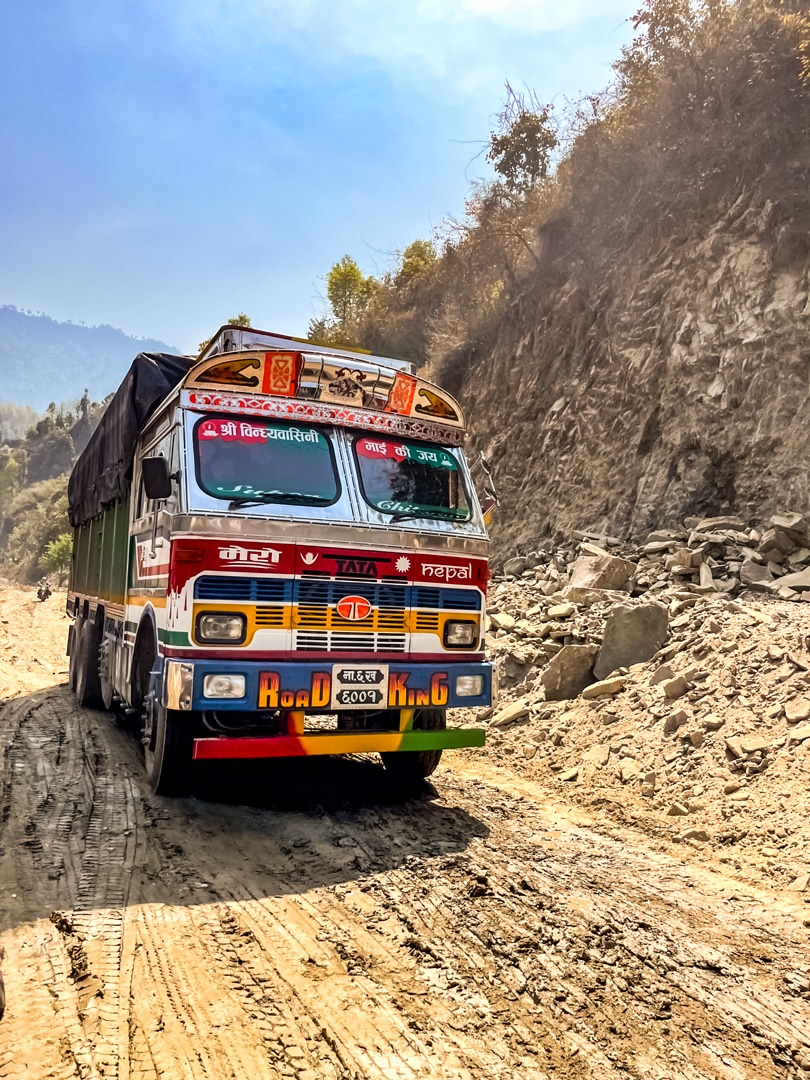 Schulkinder sitzen zu einer Feierlichkeit des Nepalschulprojektes auf dem Schulhof.