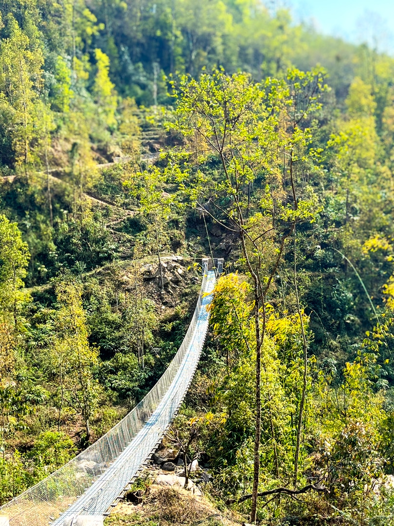 Schulkinder sitzen zu einer Feierlichkeit des Nepalschulprojektes auf dem Schulhof.