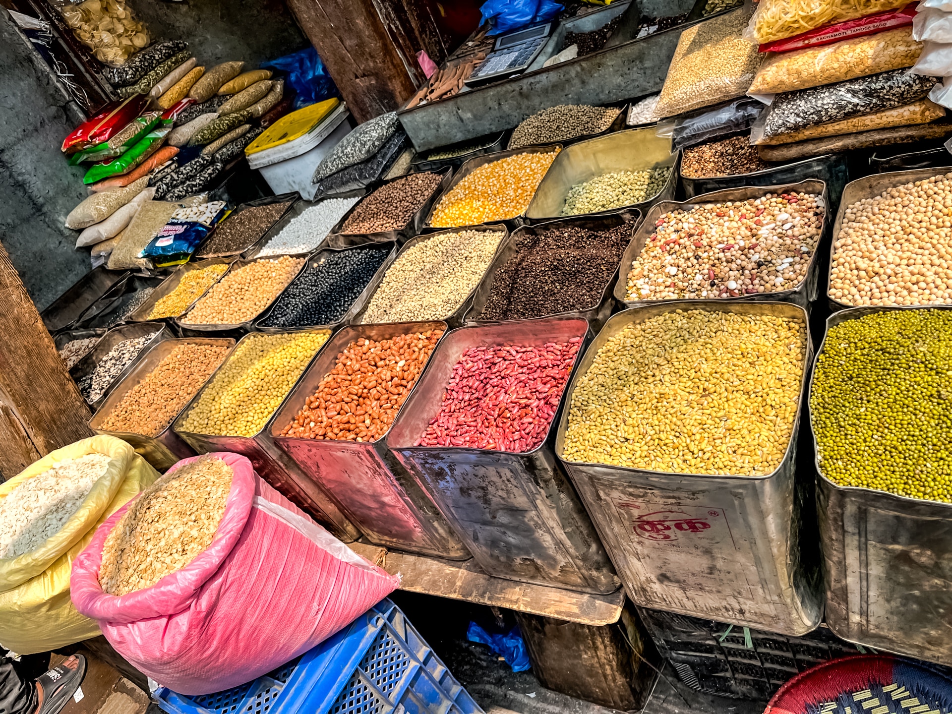 Schulkinder sitzen zu einer Feierlichkeit des Nepalschulprojektes auf dem Schulhof.