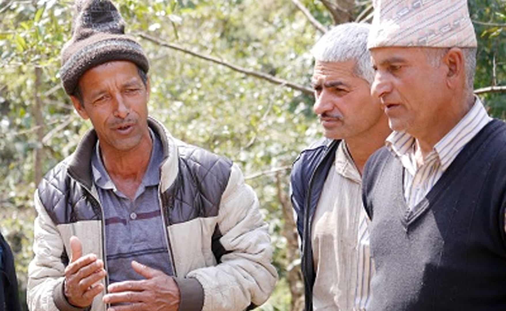 Ein Nepali führt mit zwei Männern ein Gespräch.