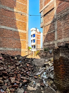 Schulkinder sitzen zu einer Feierlichkeit des Nepalschulprojektes auf dem Schulhof.