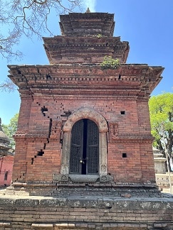 Schulkinder sitzen zu einer Feierlichkeit des Nepalschulprojektes auf dem Schulhof.