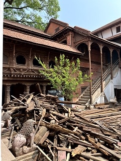 Schulkinder sitzen zu einer Feierlichkeit des Nepalschulprojektes auf dem Schulhof.