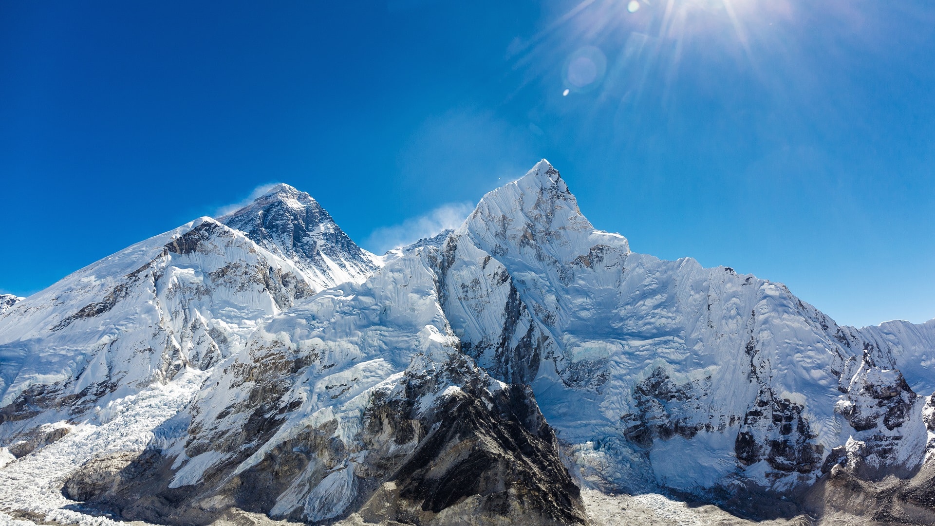 Mount Everest (8.848,86 m) – Himalaya, Nepal/China Der höchste Berg der Welt und ein Mythos unter Bergsteigern. Er gilt als Symbol für Grenzerfahrungen und große Träume.