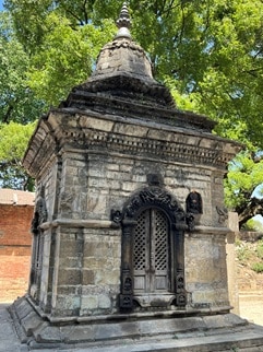 Schulkinder sitzen zu einer Feierlichkeit des Nepalschulprojektes auf dem Schulhof.