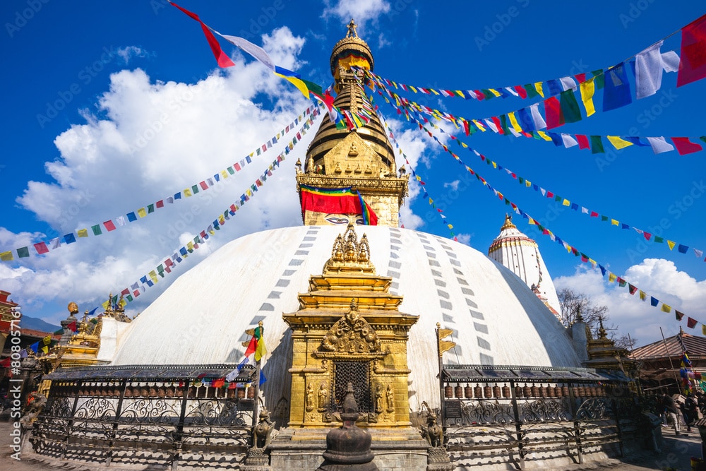 Schulkinder sitzen zu einer Feierlichkeit des Nepalschulprojektes auf dem Schulhof.
