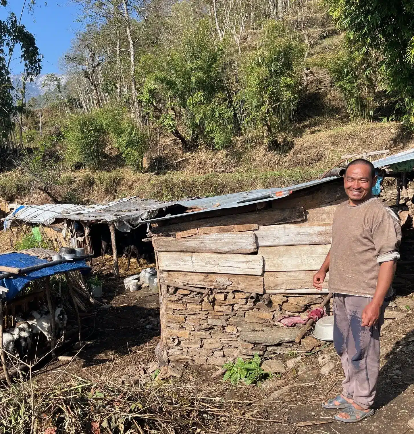 Schulkinder sitzen zu einer Feierlichkeit des Nepalschulprojektes auf dem Schulhof.