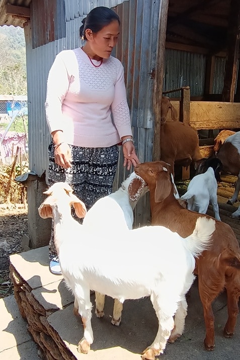 Schulkinder sitzen zu einer Feierlichkeit des Nepalschulprojektes auf dem Schulhof.